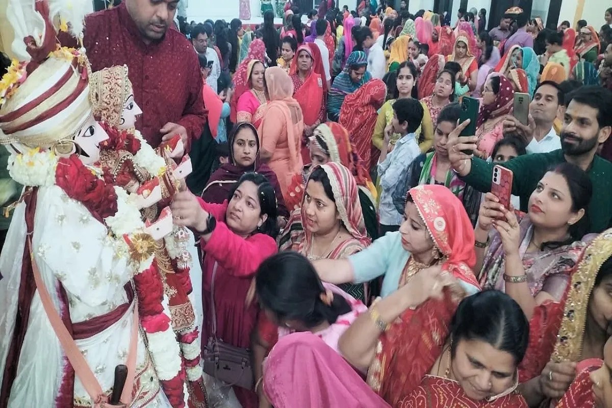 लोकगीत और डीजे की धुन पर सजी-धजी गणगौर की सवारी