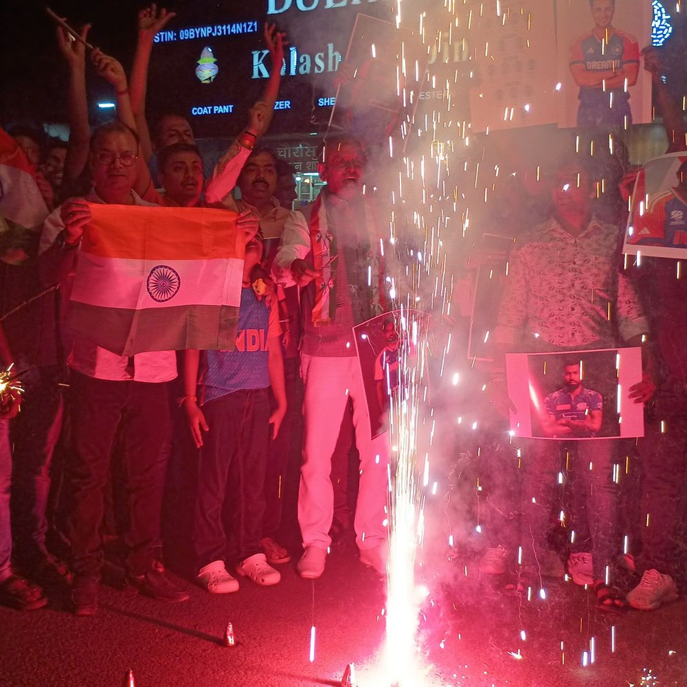 वर्ल्डकप जीत के बाद कानपुर में चौतरफा जश्न:तिरंगा लेकर लोग सड़क पर निकले, पूरे शहर में चौतरफा आतिशबाजी-जश्न का माहौल