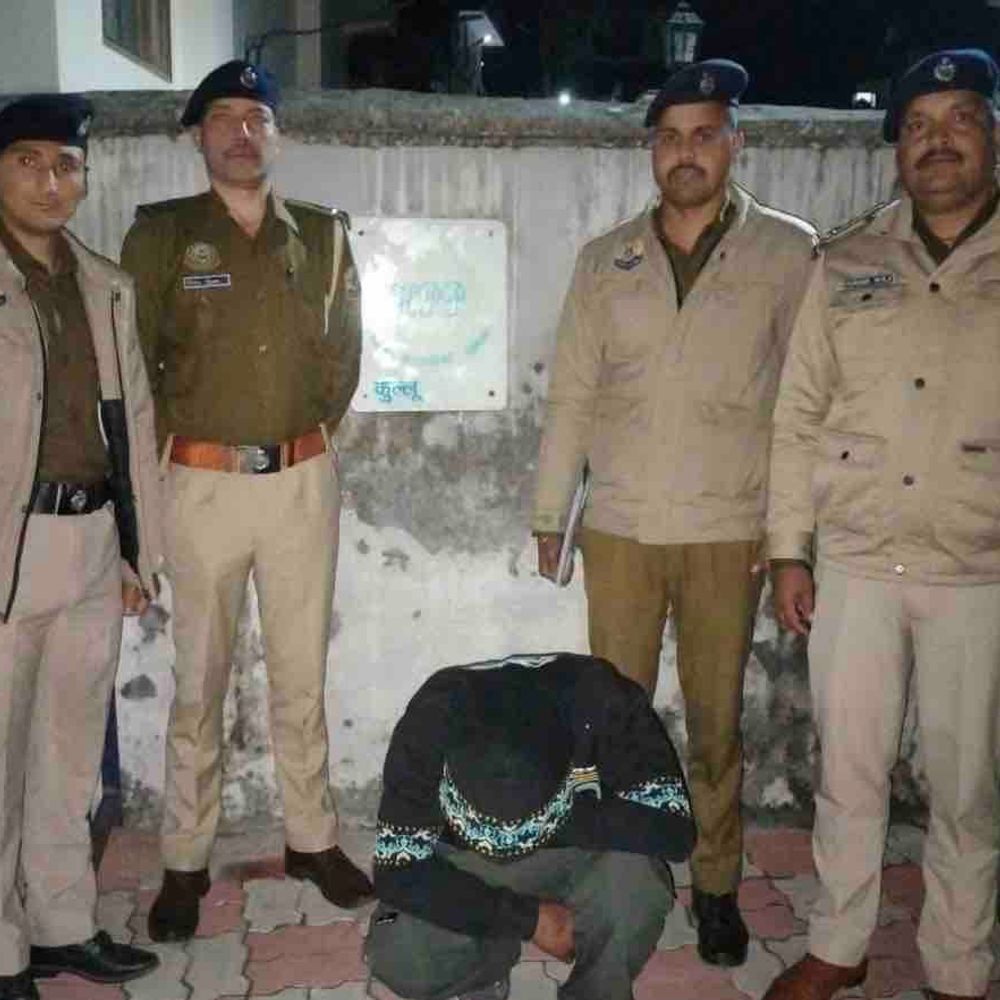 हिमाचल में पुलिस बनकर लूटा नेपाली:फर्जी केस में फंसाने की धमकी दी, सुनसान जगह ले जाकर ₹5000 की लूटे, आरोपी गिरफ्तार