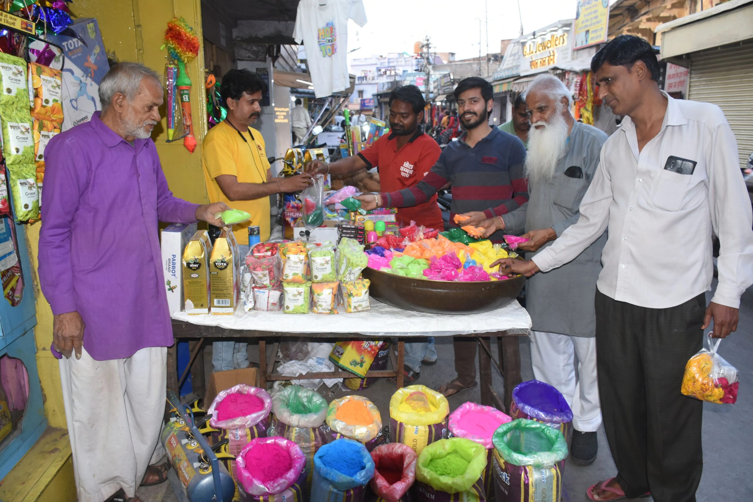 रंग-गुलाल और मिठाई की दुकानें सजी, महापर्व का उत्साह चरम पर