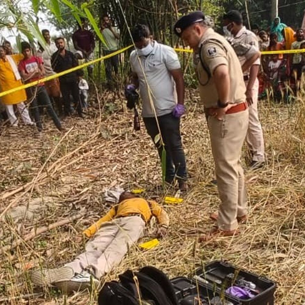 शिवहर में संदिग्ध बाइक देख ग्रामीणों ने ढूंढा शव:धारदार हथियार से हत्या की आशंका, आसपास के लोगों से पूछताछ जारी