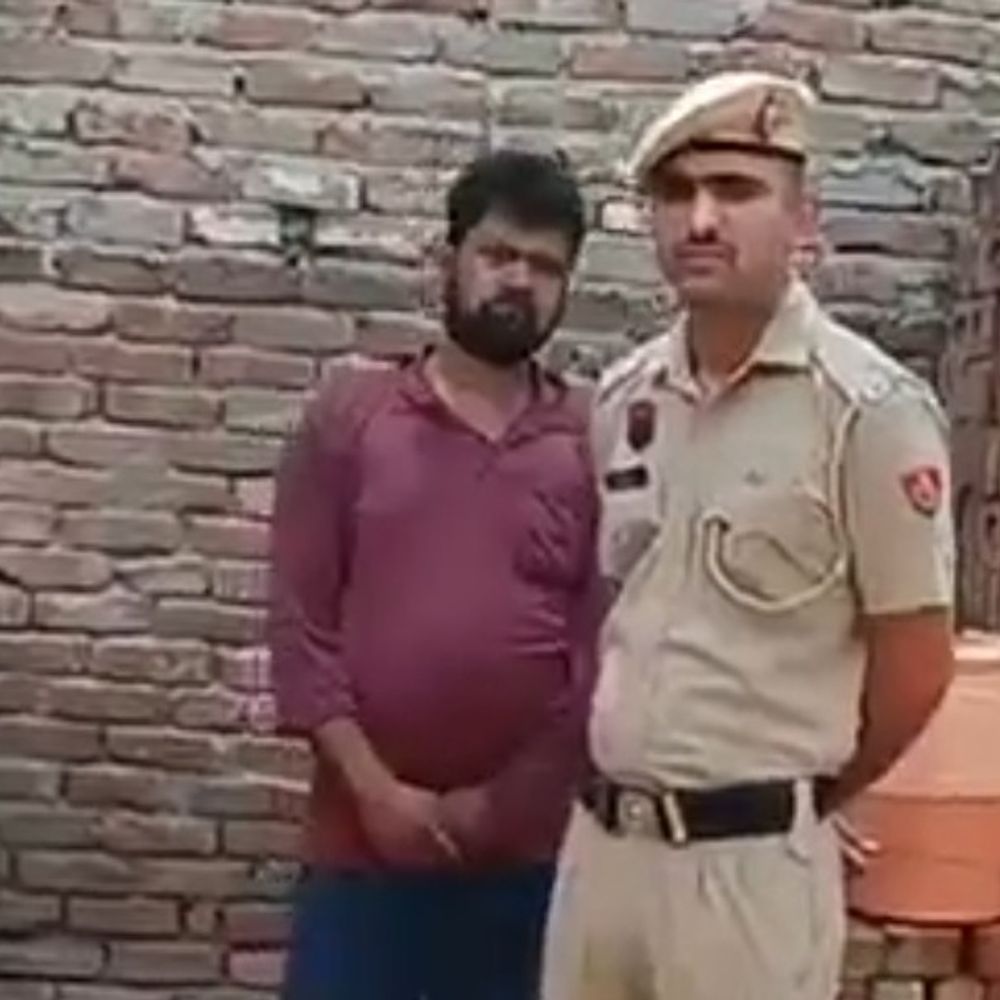 घरेलू सिलेंडरों से कमर्शियल में गैस भरते आरोपी पकड़ा:मौके से आठ सिलेंडर बरामद; फूड एंड सप्लाई विभाग और पुलिस की कार्रवाई