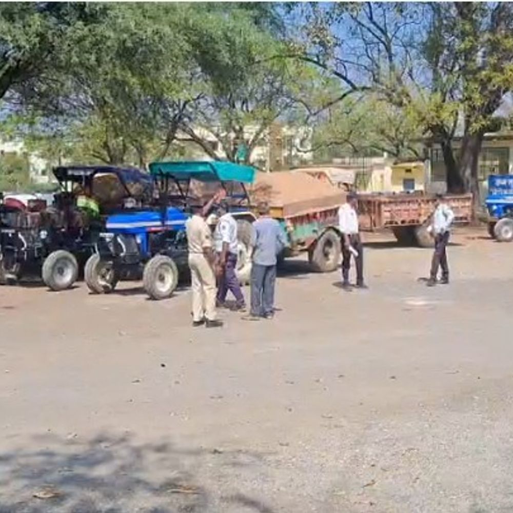 अवैध रूप से रेत ले जाते चार ट्रैक्टर जब्त:31 वाहनों से वसूली जुर्माना, पन्ना में पुलिस ने चलाया अभियान