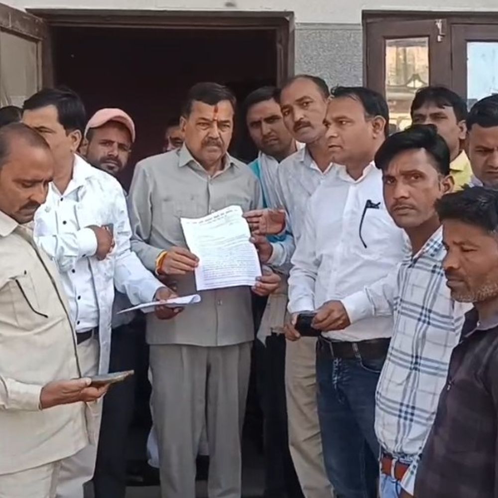 रोजगार सेवकों को 10 महीने से नहीं मिला मानदेय:एटा में बोले- अधिकारी मजाक उड़ा रहे, भाजपा जिलाध्यक्ष को सौंपा ज्ञापन