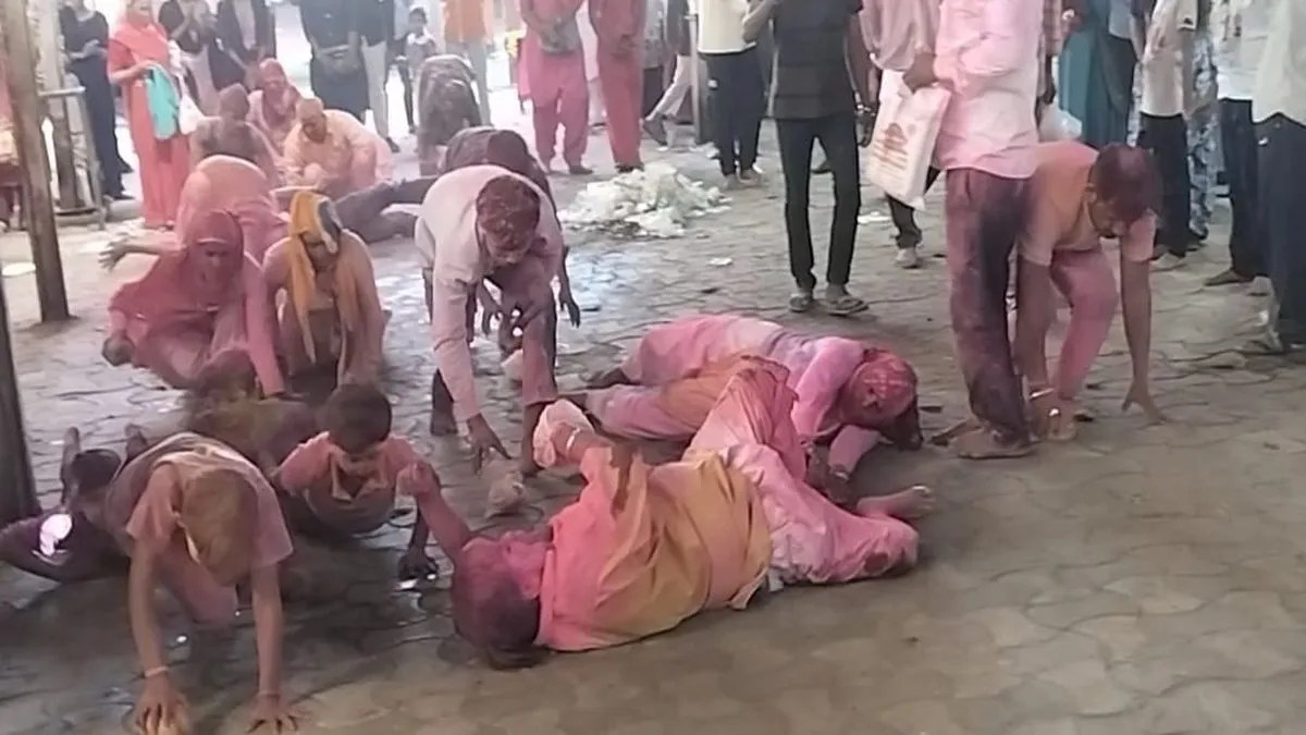 सीकर से जलती सिगड़ी के साथ दंडवत यात्रा कर रामदेवरा पहुंचे भक्त