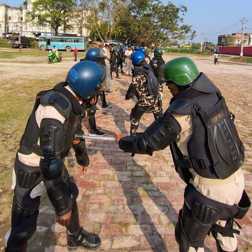 मधुबनी में राम नवमी से पहले मॉक ड्रिल:200 पुलिसकर्मी शामिल-लाठीचार्ज व आंसू गैस अभ्यास, जिलेभर में हाई अलर्ट, शोभायात्राओं को लेकर सख्त तैयारी
