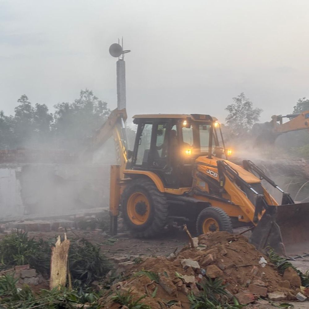 तालाब की जमीन पर बनी मस्जिद पर चला बुलडोजर:सीतापुर DM आदेश पर कार्रवाई, पीएसी और पुलिस ने सील किया एरिया,12 वर्ष पूर्व निर्माण