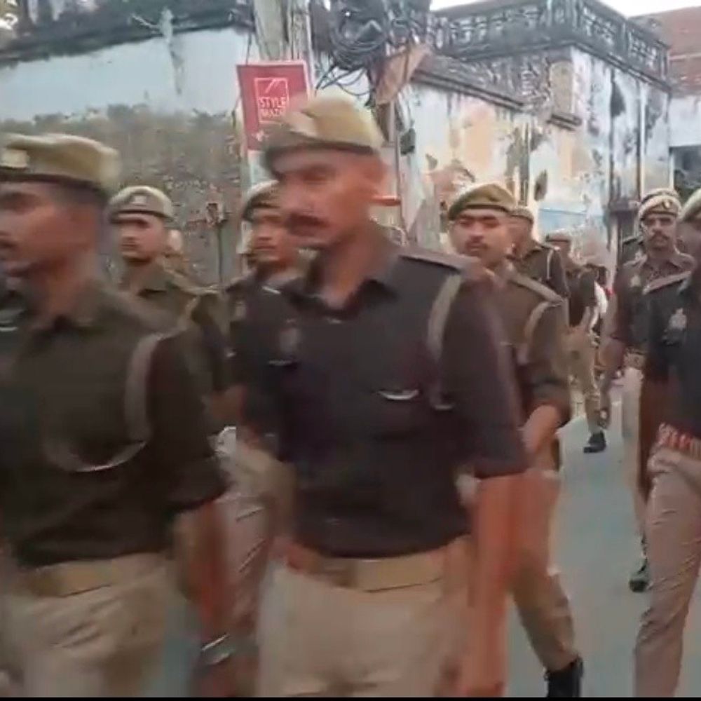 रायबरेली में त्योहारों पर सुरक्षा कड़ी:एसपी ने किया 7 किमी पैदल गश्त, संदिग्धों की जांच