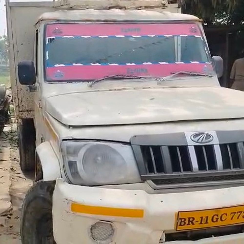 कटिहार में 275 लीटर बियर पकड़ी गई:पुलिस ने गाड़ी रोकी तो ड्राइवर भाग निकला, शराब जब्त; तस्करों की तलाश में छापेमारी