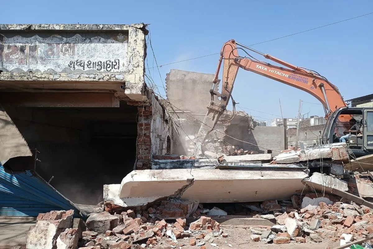 नाना चिलोडा में 120 व्यवसायिक निर्माण ढहाए
