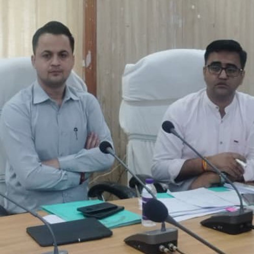 मधुबनी समीक्षा बैठक, डीएम ने दिए सख्त निर्देश:100 बड़े बकायादार चिन्हित होंगे, योजनाओं में तेजी पर जोर, लापरवाही पर कार्रवाई के संकेत