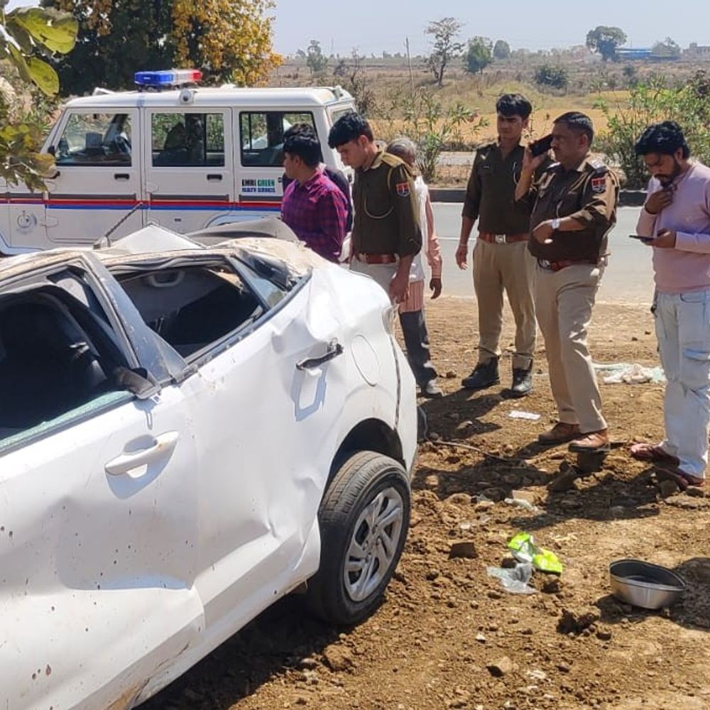 डिवाइडर से टकराकर पलटी कार, 1 व्यक्ति की मौत:पत्नी, बेटा और दो बेटियां गंभीर घायल; बिहार से लौटते समय हादसा