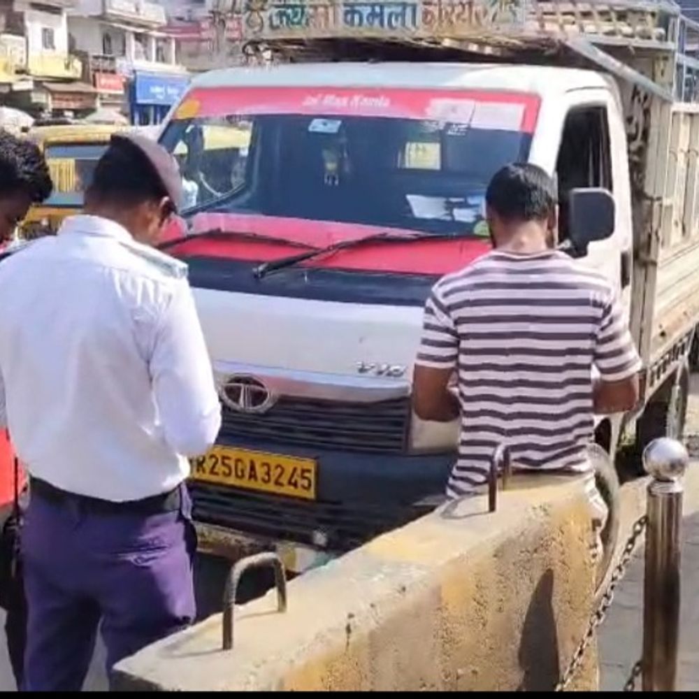 जहानाबाद में डीएसपी ने की वाहनों की चेकिंग:हेलमेट-सीट बेल्ट की सख्त हिदायत दी, नियम तोड़ने पर कार्रवाई की चेतावनी