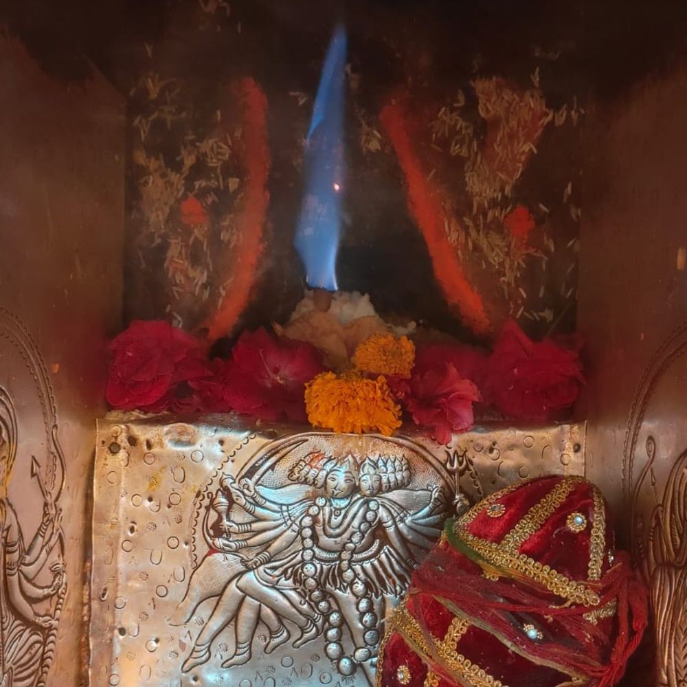 ज्वालामुखी मंदिर में चैत्र नवरात्रि में 82 लाख का चढ़ावा:2.5 लाख श्रद्धालुओं ने किए माता के दर्शन, कतारों में लगकर गर्भगृह में नवाया शीश