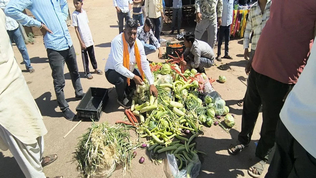 पोकरण: मुख्य द्वार से हटाया हाथ ठेला तो उड़ेल दी सब्जियां