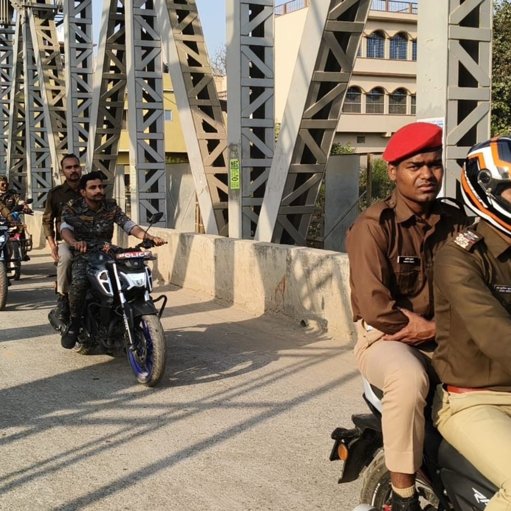 होली-रमजान पर पीरपैंती में पुलिस का फ्लैग मार्च:शांति और सद्भाव बनाए रखने की अपील की, उपद्रव मचाने वाले पर कार्रवाई की बात कही