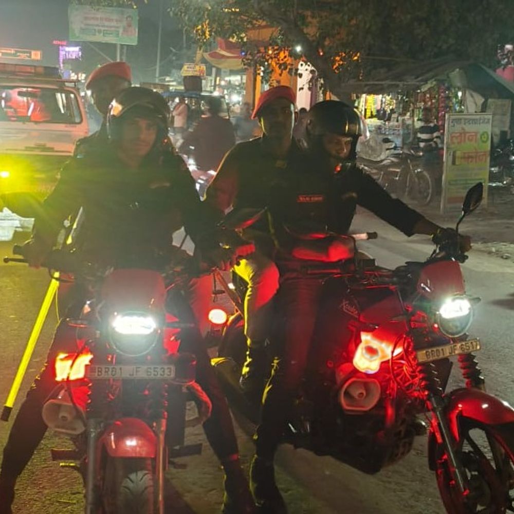 बेतिया पुलिस ने होली से पहले निकाला फ्लैग मार्च:शांति व्यवस्था बनाए रखने की अपील, संदिग्ध गतिविधियों पर दें सूचना