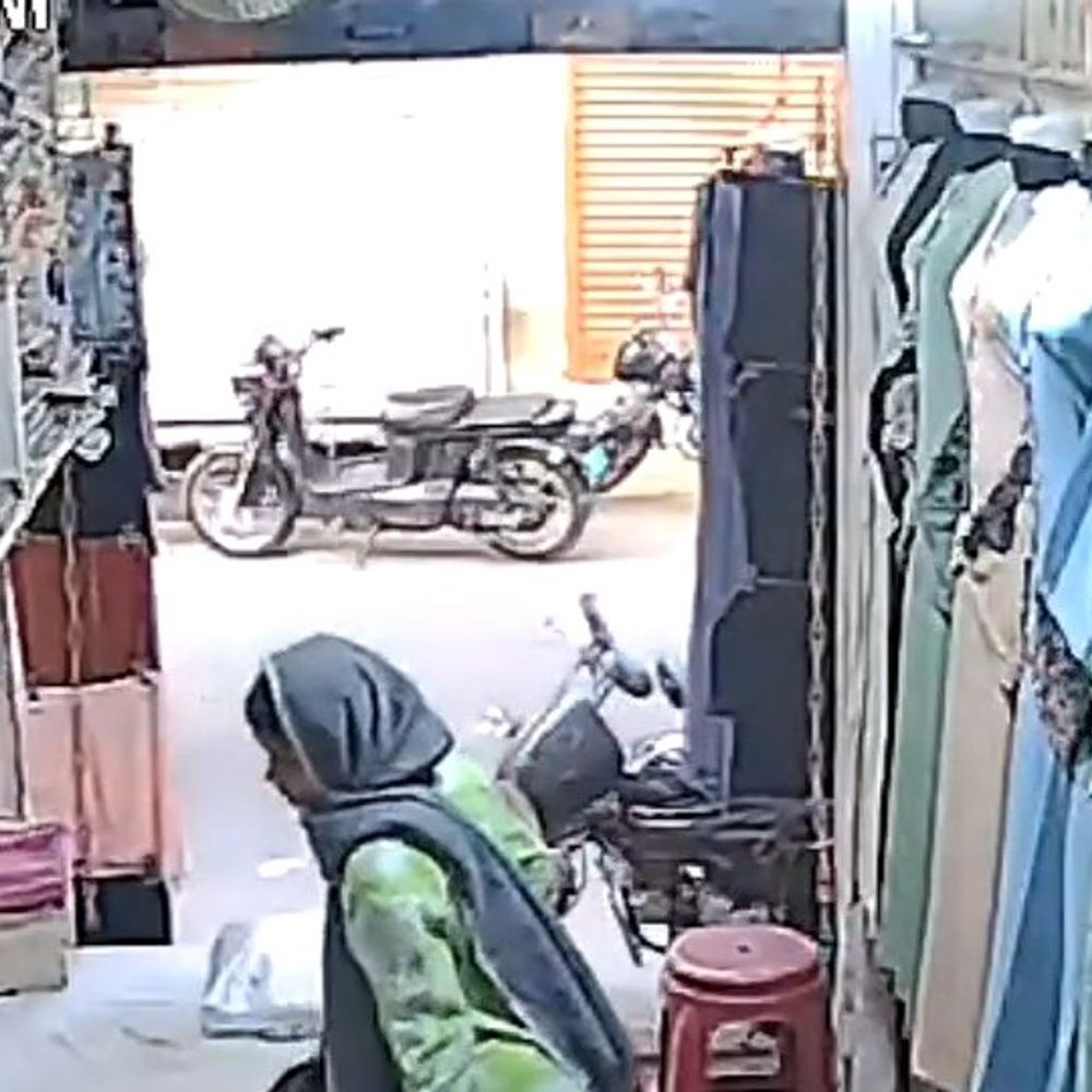 महिला ने दुकान से चुराए स्टॉल के तीन पैकेट, VIDEO:घटना सीसीटीवी में कैद, नमाज पढ़ने गया था दुकानदार