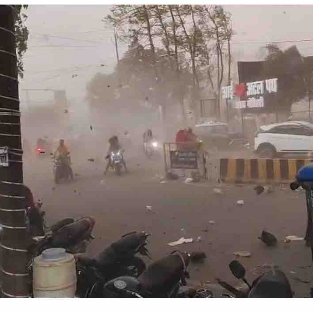 मोतिहारी में अचानक मौसम बदला:आंधी-ओलावृष्टि-बारिश, पेड़ गिरने से आवाजाही रुकी, फसलों को भारी नुकसान