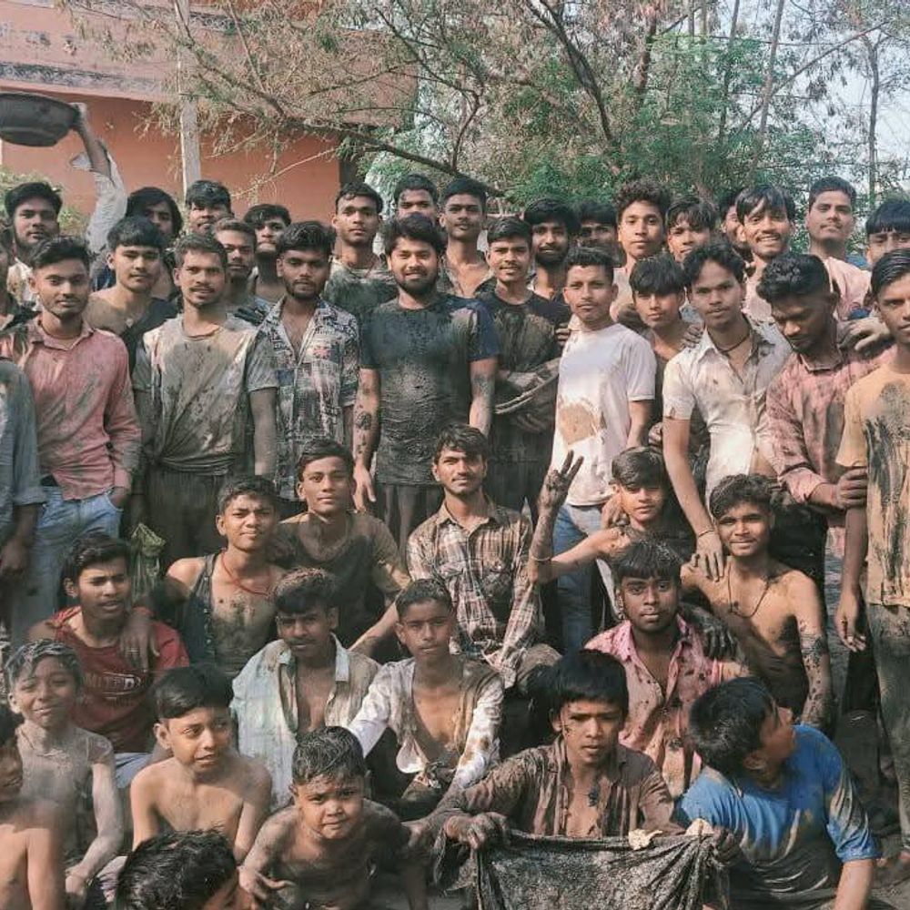 गया में शांतिपूर्ण माहौल में मनी होली:लोगों ने धूमधाम से मनाया रंगों का पर्व, ढोल-नगाड़ों-गानों पर लोगों ने किया डांस