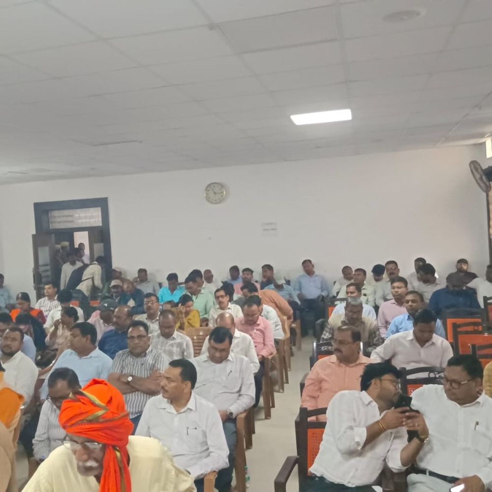 गोंडा डीएम ने 7 लापरवाह अधिकारियों पर की कार्रवाई:बिना सूचना के गायब और देरी से पहुंचने पर कार्रवाई, 7 अधिकारियों से जवाब तलब