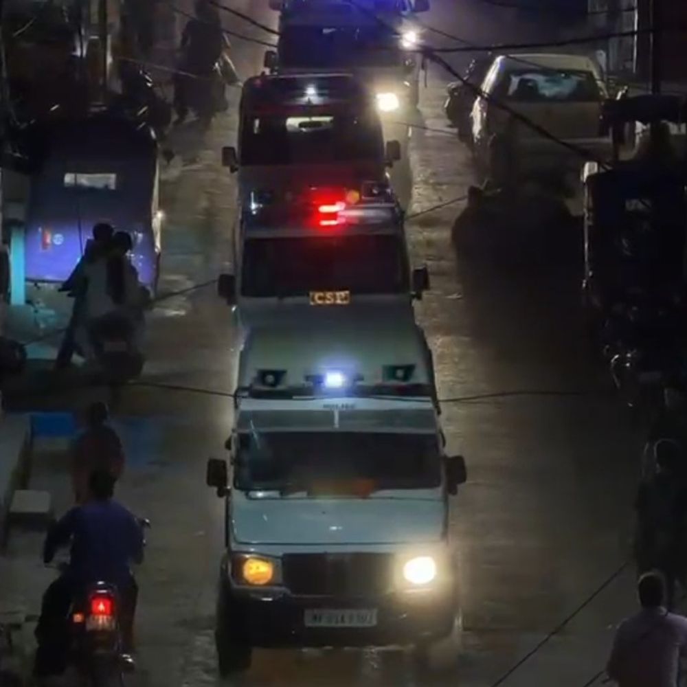 मैहर पुलिस ने निकाला फ्लैग मार्च:70 जवानों और 12 गाड़ियों के साथ निकले जवान, हुड़दंग पर होगी सख्त कार्रवाई