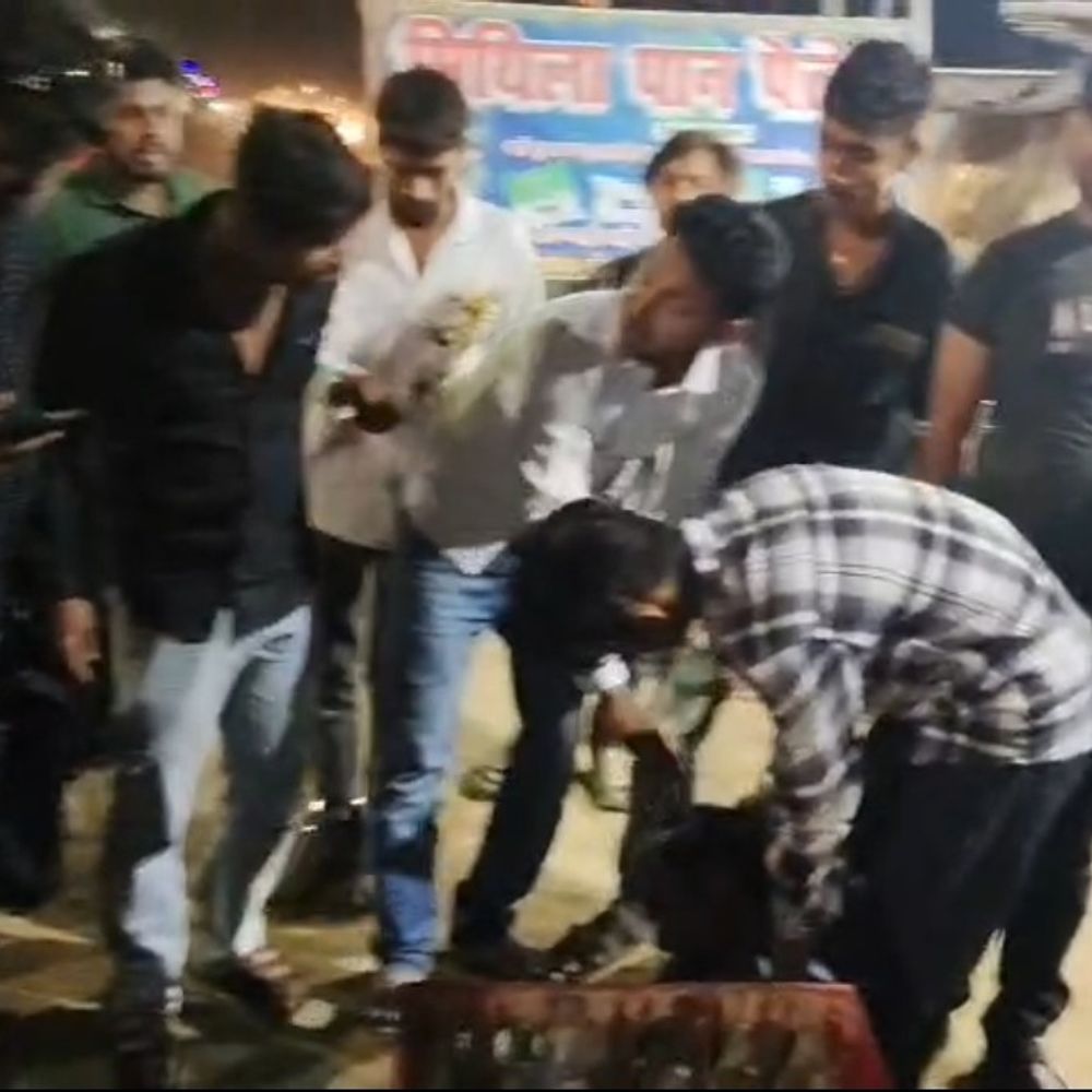 सुरसंड में बाइक दुर्घटना, अज्ञात युवक गंभीर घायल:बिररख पेट्रोल पंप के पास तेज रफ्तार बनी हादसे की वजह