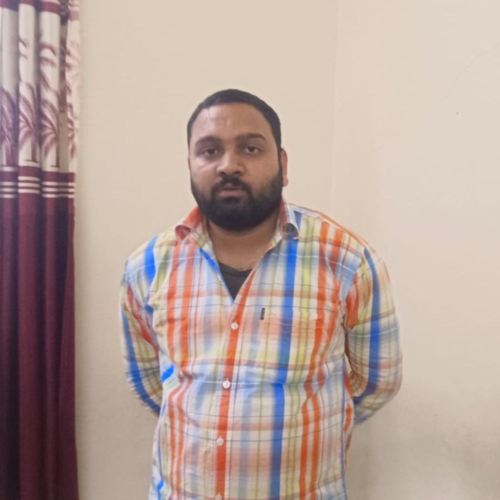 20 हजार की रिश्वत लेते बिजली विभाग का ऑपरेटर गिरफ्तार:करेरा में EOW की ट्रैप कार्रवाई, जेई को बनाया मुख्य आरोपी