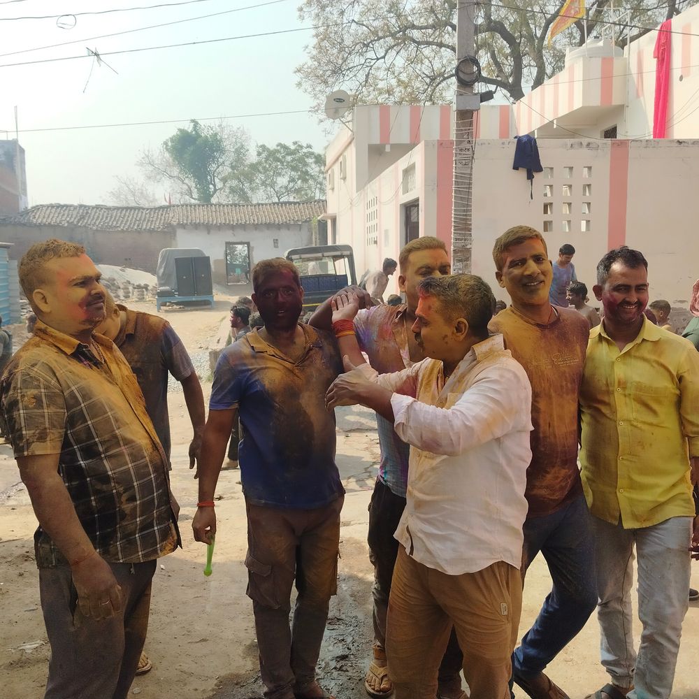 बक्सर में पारंपरिक उत्साह से मनी होली:फगुआ गीतों संग डीजे पर झूमे लोग, कई जगह हुई कुर्ता फाड़ होली