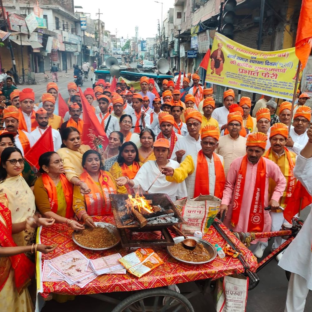 मुरादाबाद में सृष्टि रचना दिवस पर निकली प्रभातफेरी:यज्ञ कर सुख-शांति की प्रार्थना की, वैदिक मंत्रों और भजनों से गूंजा शहर,