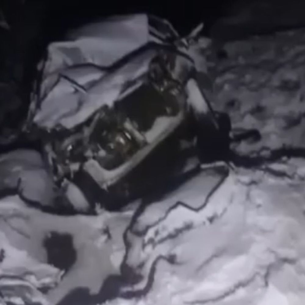 मंडी में बर्फीली सड़क पर कार खाई में गिरी:कुल्लू के युवक की मौत; सड़क किनारे गिरने से पत्नी की जान बची