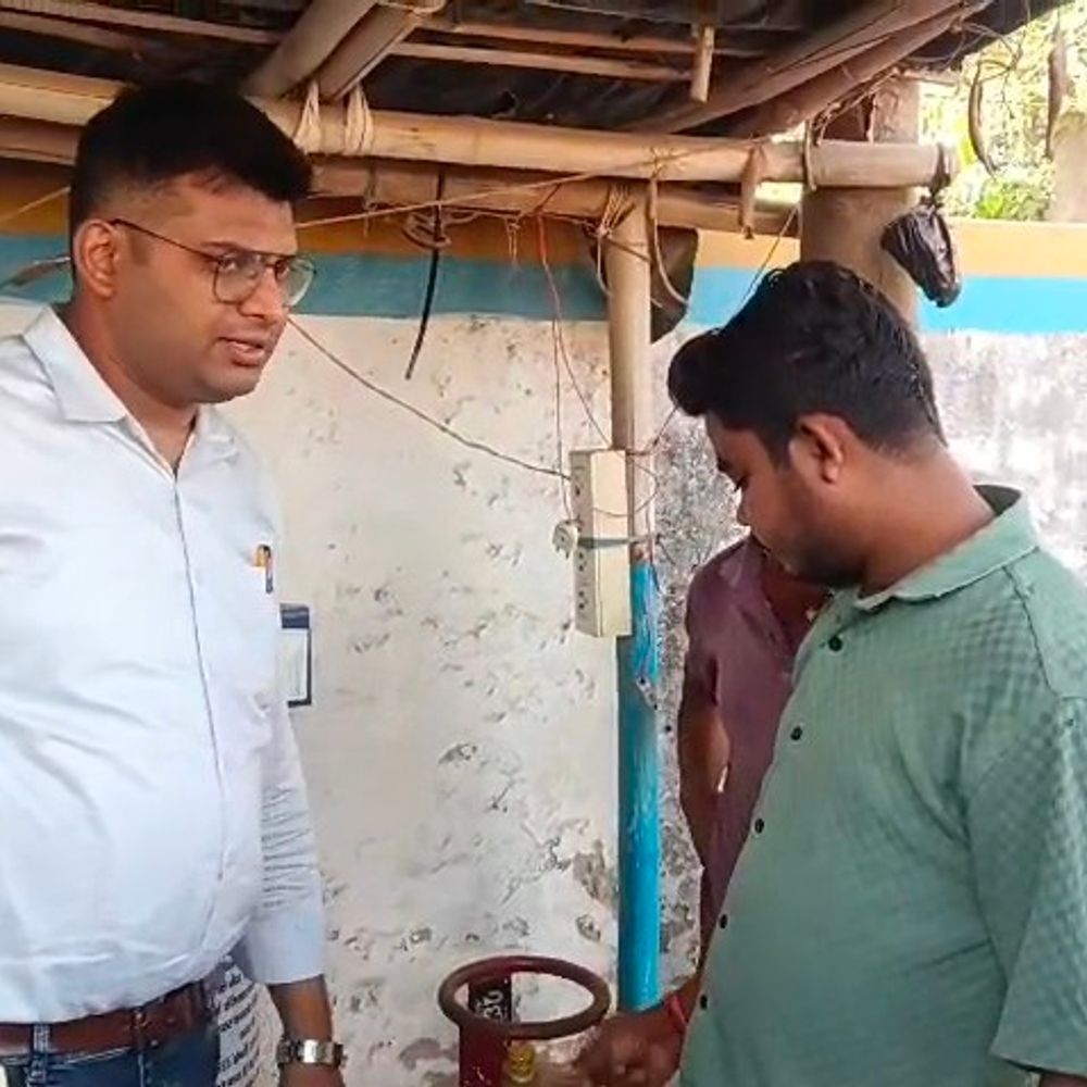 कटिहार में गैस एजेंसी पर ओवरचार्जिंग की जांच:974 की जगह 1010-1050 रुपये वसूले जा रहे, मौके पर 10 उपभोक्ताओं को तय दर पर सिलेंडर