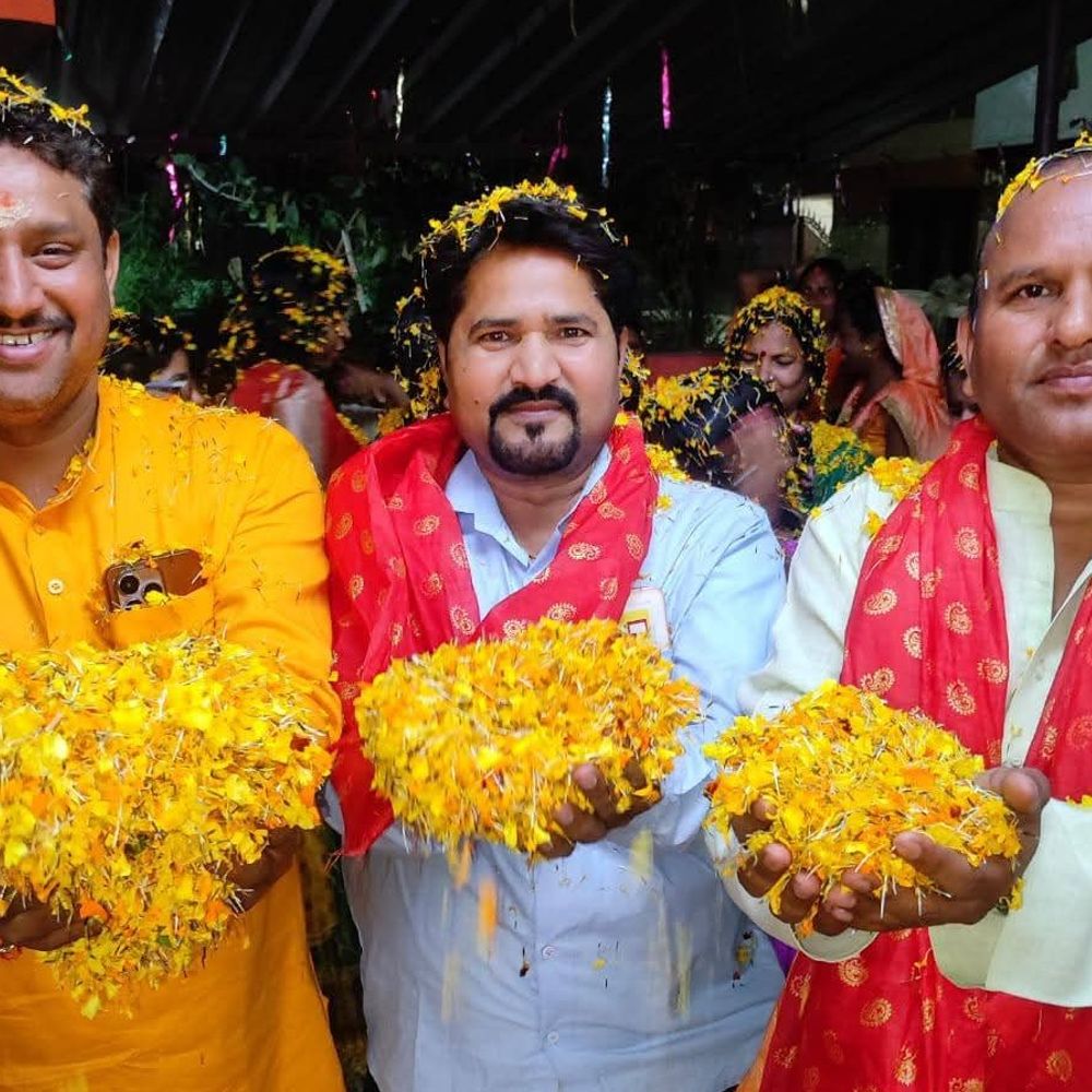 लखनऊ के शिव शक्ति मंदिर में सुंदरकांड पाठ:फूलों की होली का किया आयोजन