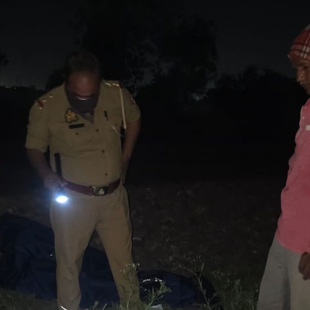 कौशांबी में झाड़ियों के बीच मिली युवक की सड़ी लाश:बदबू आने पर रेलवे कर्मचारियों ने सूचना दी, पहचान में जुटी पुलिस