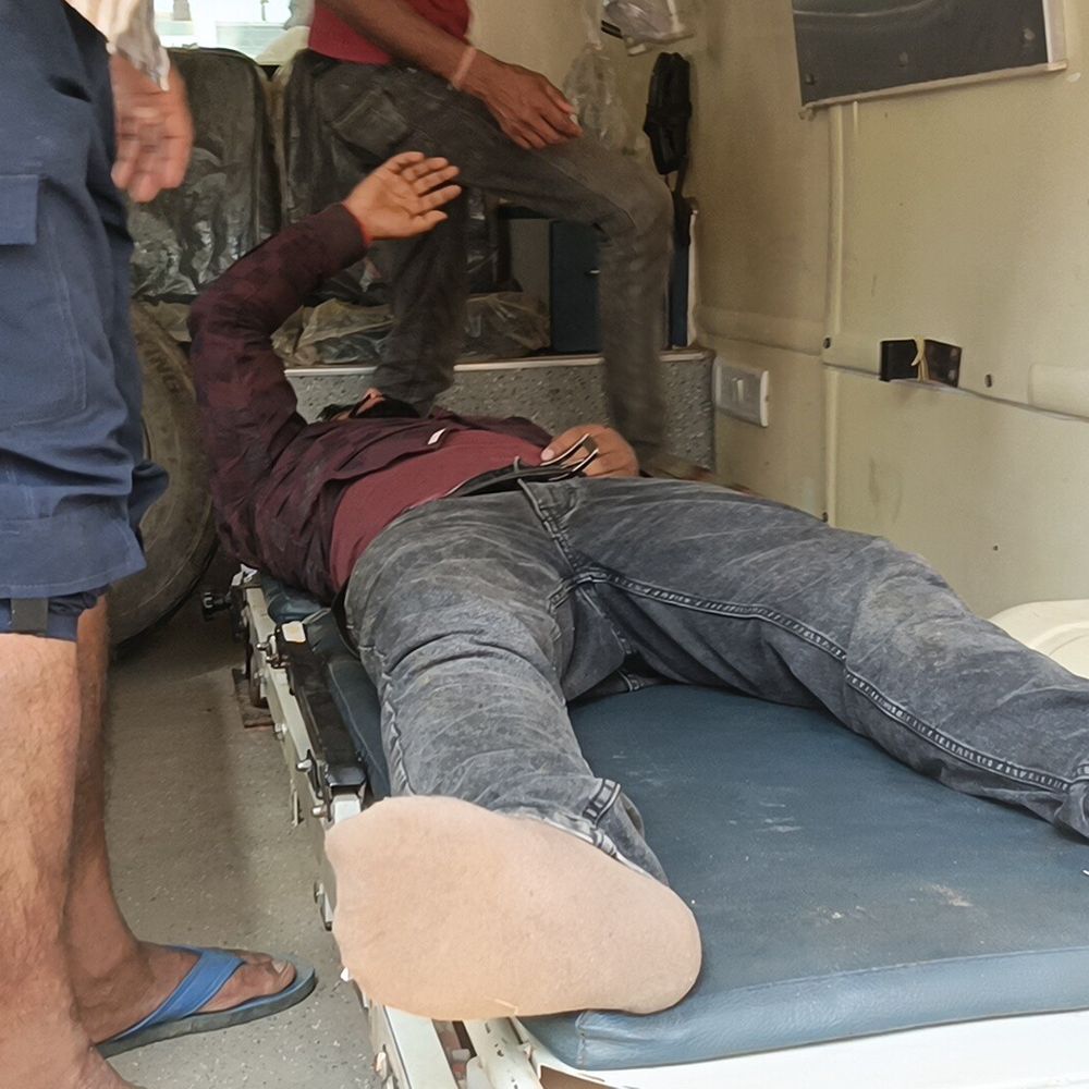 जमुई में स्कूल जाते शिक्षक को घेरकर पीटा:हालत नाजुक; हमलावरों में चचेरे भाई समेत 12 लोग शामिल, पैसों को लेकर विवाद