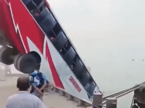 बांग्लादेश में बस नदी में गिरी, 23 की मौत:11 लोगों ने तैरकर जान बचाई; बस को बड़ी नाव पर चढ़ाते समय हुआ हादसा