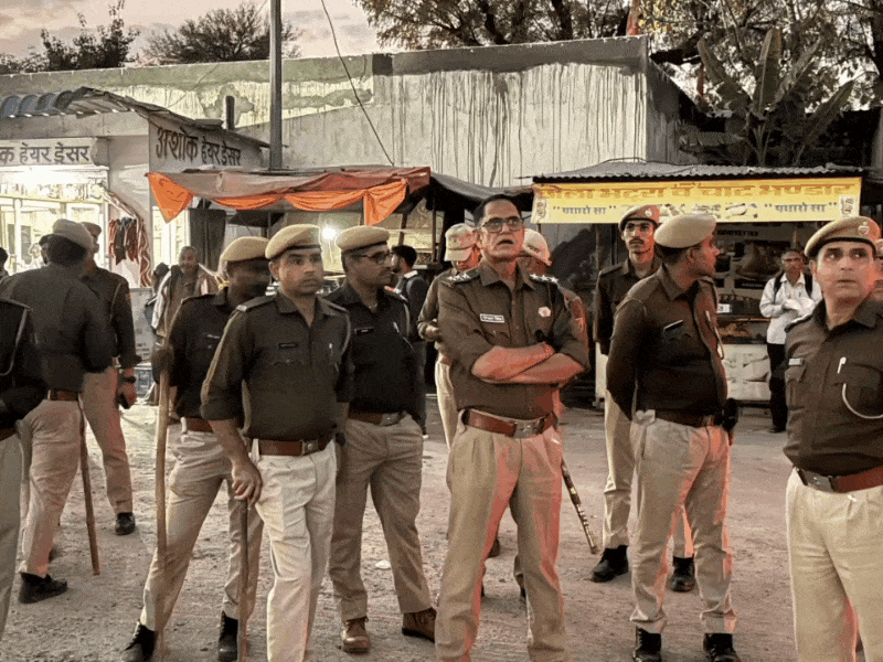 होली और धुलण्डी पर झुंझुनू पुलिस अलर्ट:शांति व्यवस्था के लिए सड़कों पर निकला फ्लैग मार्च,असामाजिक तत्वों को कड़ी चेतावनी, आमजन से भाईचारा बनाए रखने की अपील