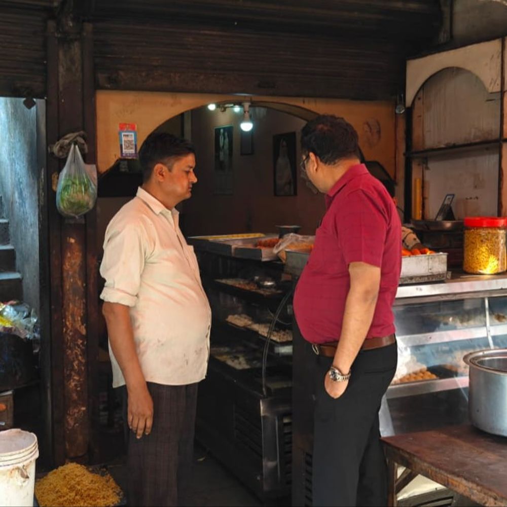 मुरैना में डेयरी मिठाई दुकानों पर कार्रवाई:घी, पनीर, मावा और मिठाई के सैंपल लेकर जांच के लिए भेजे