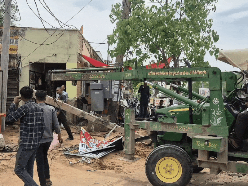 गुढा मोड़ से हटाए गए बिजली पोल और अवैध कब्जे:ट्रैफिक पुलिस ने 6 विभागों के साथ मिलकर साफ किया जाम का रास्ता, एसपी और कलेक्टर के आदेश पर ट्रैफिक पुलिस का अभियान