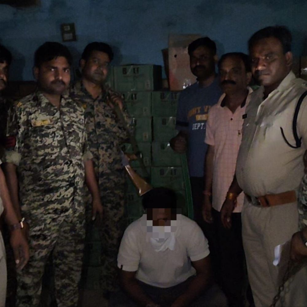 मुरैना में 5 लाख 39 हजार की शराब पकड़ी:पचेखा गांव में पुलिस की दबिश; 248 पेटी बीयर और 7 पेटी देशी शराब मिली