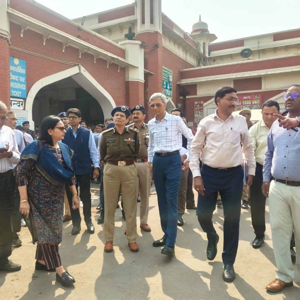 रेलवे बोर्ड के वरिष्ठ अधिकारियों ने चारबाग स्टेशन का दौरा:सेकेंड एंट्री प्रोजेक्ट की प्रगति और यात्रियों की सुरक्षा के साथ भीड़ प्रबंधन व्यवस्था की भी हुई समीक्षा