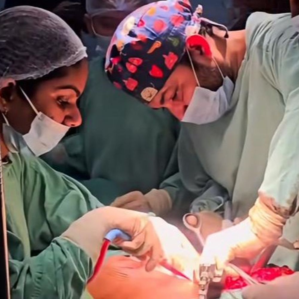 पित की थैली से लिवर तक पहुंचा कैंसर:MGH के डॉक्टरों ने 6 घंटे तक ऑपरेशन कर संक्रमित लिवर निकाला, मरीज स्वस्थ