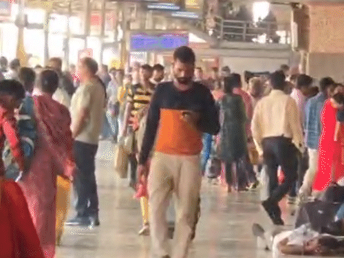 लेट स्पेशल ट्रेनों से लखनऊ में बढ़ी यात्रियों की परेशानी:दरभंगा, बरौनी और पुणे रूट की ट्रेनें लेट, स्टेशन पर लंबा इंतजार