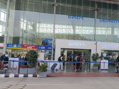 खाड़ी देशों से लखनऊ की फ्लाइट टिकट लाख रुपए पार:रियाद से लखनऊ टिकट 1.17 लाख,खाड़ी देशों में फंसे लोगों पर दोहरी मार, महंगा किराया और 20 घंटे लेओवर