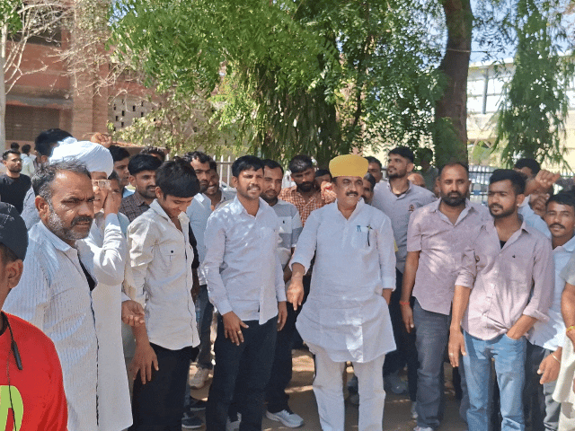 हत्याकांड के बाद आक्रोश, धरने पर बैठे समाज के लोग:बोले 4 माह पहले हाथ पांव तोडे, पुलिस ने थाने से ही आरोपियों को छोड़ दिया