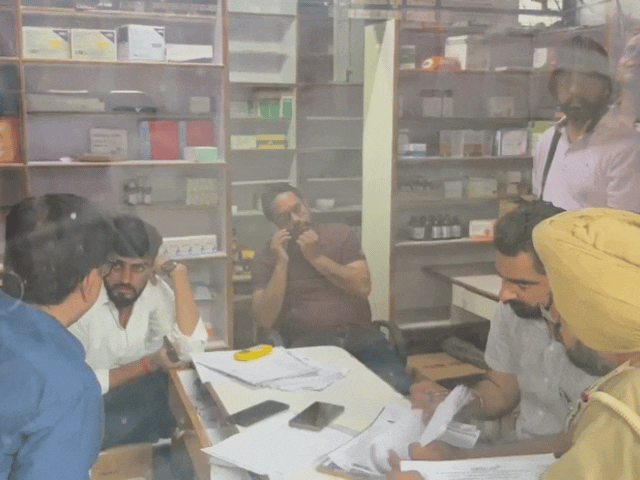 पंजाब से मेडिकल स्टोर जांच के लिए पहुंची टीम:दवाइयों के रिकॉर्ड की ली जानकारी, सवालों से बचते रहे अधिकारी