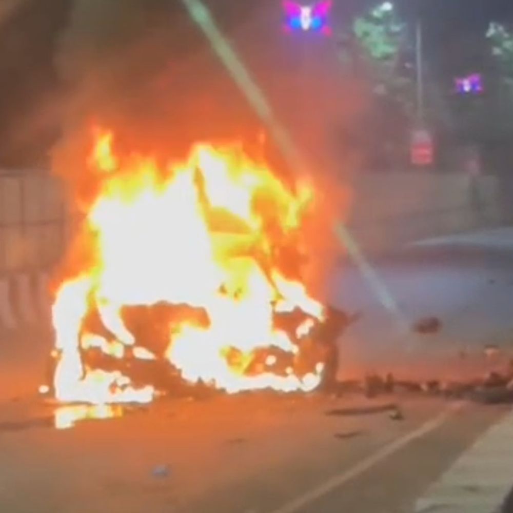 लखनऊ में पिकअप ब्रिज पर कार में लगी आग:डिवाइडर से टकराने के बाद धधकी, 20 मिनट में बुझी