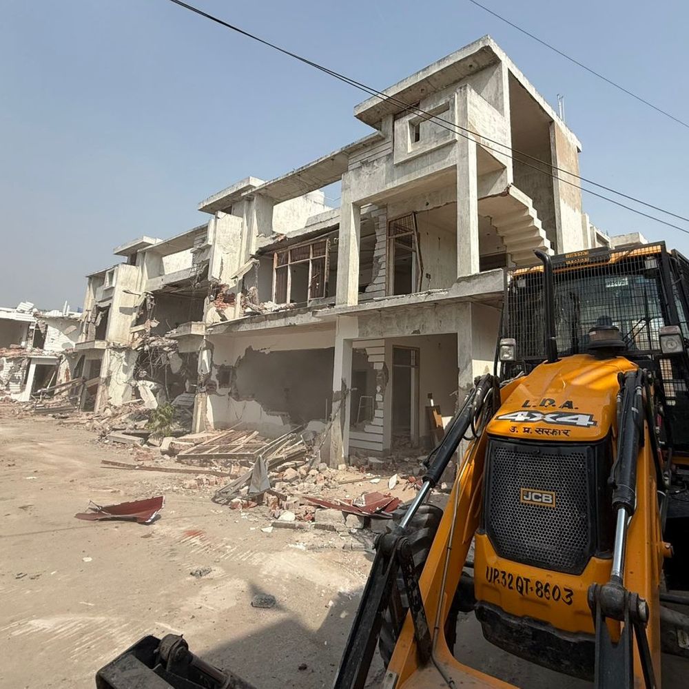 लखनऊ में LDA ने अवैध निर्माण पर चलाया बुलडोजर:9 रो-हाउस ध्वस्त, गुड़ंबा में 19 सील: बिना मानचित्र के हो रहा था निर्माण