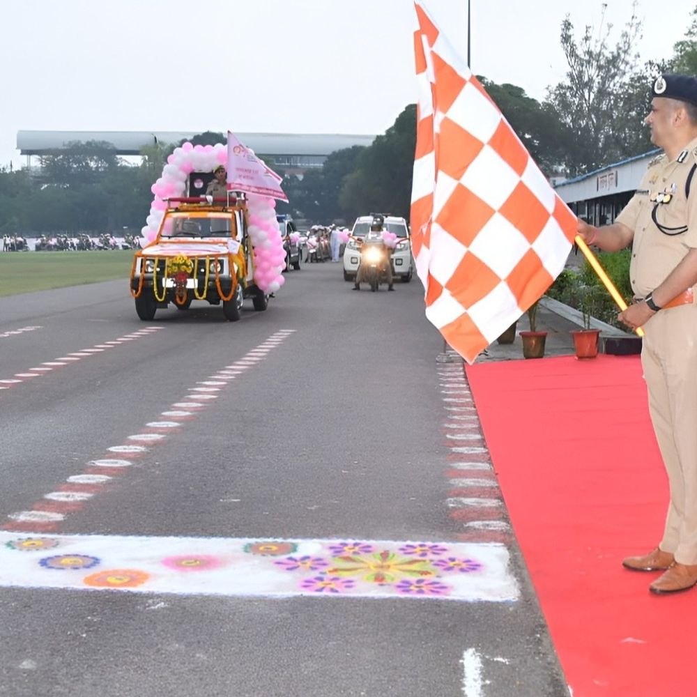 लखनऊ में मिशन शक्ति की रैली:600 पुलिसकर्मियों के साथ निकली 220 पिंक स्कूटी, नवरात्रि पर महिला सुरक्षा का संदेश