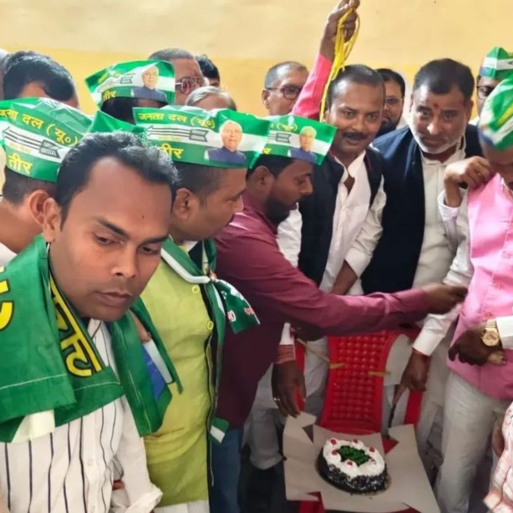 दरभंगा में नीतीश कुमार का जन्मदिन मनाया:जदयू कार्यकर्ताओं ने मनाया जश्न; मैदान में जिला अध्यक्ष पद के लिए 13 दावेदार